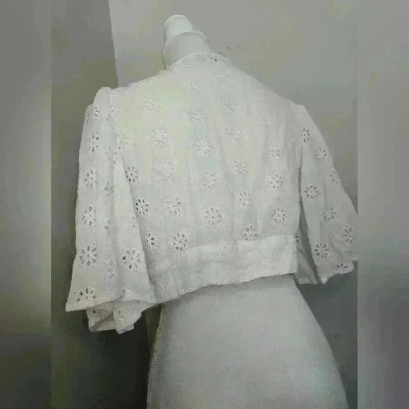 Hollister Tie Front Eyelet Cropped Blouse - Picture 7 of 9